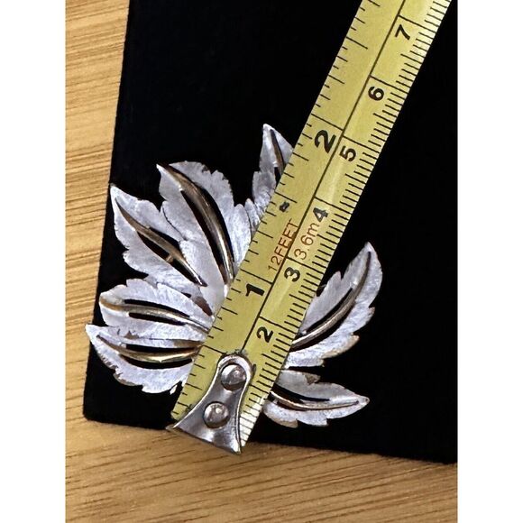 Vintage JJ Brooch Gold And Silver Tone Leaf ‎ w/ Brushed Finish Pin - Picture 4 of 5